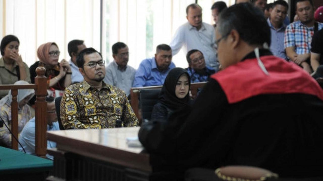 Sidang perdana Bupati Empat Lawang dan istri terkait kasus suap Akil