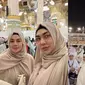 7 Potret Sarita Abdul Mukti Umrah Bareng Putri Sulung, Kompak Bak Kakak Adik (Sumber: Instagram/_shaniasalsabila, queen_saritaabdulmukti)