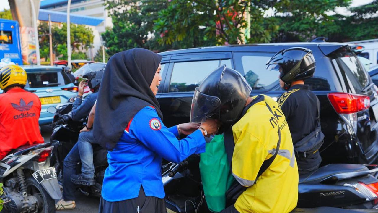 FOTO: Polri dan Buruh Bagikan Sembako ke Warga Jakarta