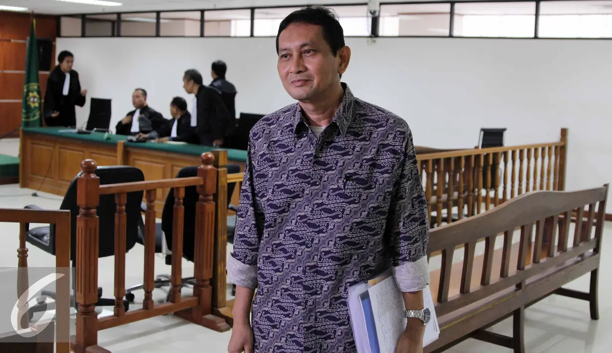 Mantan Kadishub DKI Jakarta, Udar Pristono (kanan) usai menjalani persidangan di Pengadilan Tipikor, Jakarta, Senin (13/7/2015). Udar Pristono akan menyampaikan pembelaan atas tuntutan penuntut umum, pada 29 Juli mendatang.(Liputan6.com/Helmi Afandi) 