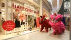 Atraksi Barongsai hibur pengunjung mengelilingi tenant di Lippo Mall Puri, Jakarta, Rabu (15/1/2020). Menyambut Tahun Baru Imlek Lippo Malls Indonesia menghadirkan rangkaian kegiatan dengan tema The Great Lunar New Year hingga 2 Februari 2020. (Liputan6.com/Fery Pradolo)