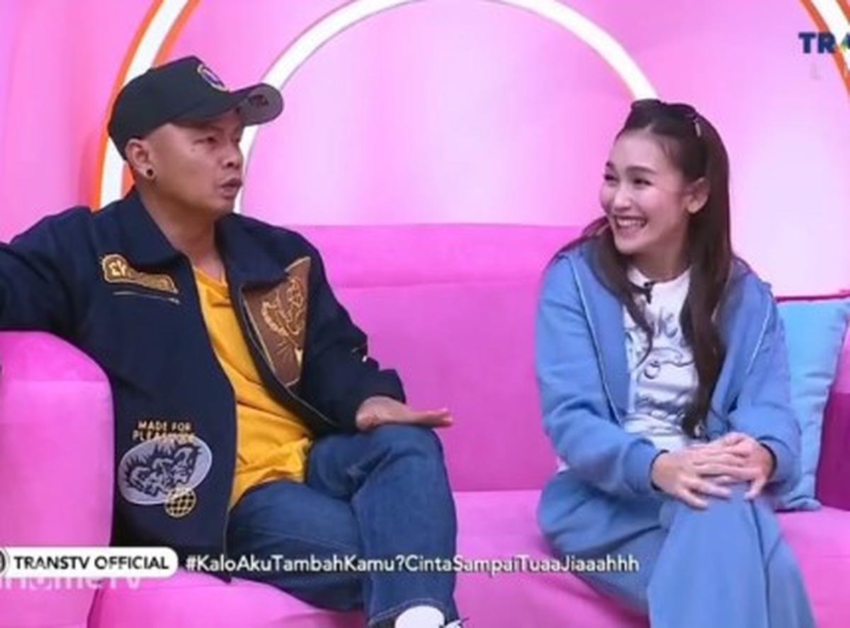 Ikut Tren Korea Kenakan Syal di Kepala, Ayu Ting Ting Kena Protes Anak Kartika Putri: Pakai Kerudungnya yang Bener Dong