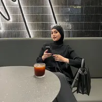 Inspirasi Outfit Ala Ayudia Bing Slamet, Si Penggemar Outfit Hitam (Instagram/@ayudiac)