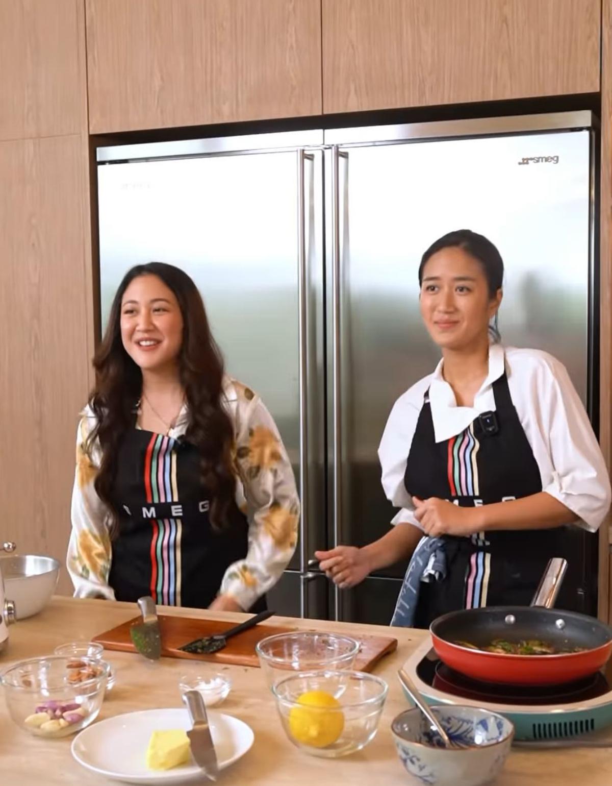 7 Potret Sherina Munaf dan Chef Renatta Moeloek Masak Turkish Eggs, Seperti Apa Keseruannya?