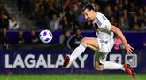 Pemain LA Galaxy, Zlatan Ibrahimovic berusaha mencetak gol ke gawang New Yorks Red Bulls pada laga lanjutan Major League Soccer di Carson, California, 28 April 2018. Ibrahimovic didatangkan LA Galaxy pada tahun 2018. Setahun di Los Angeles, ia tercatat telah mencetak 53 gol dari 58 pertandingan. (AFP/Frederic J. Brown)