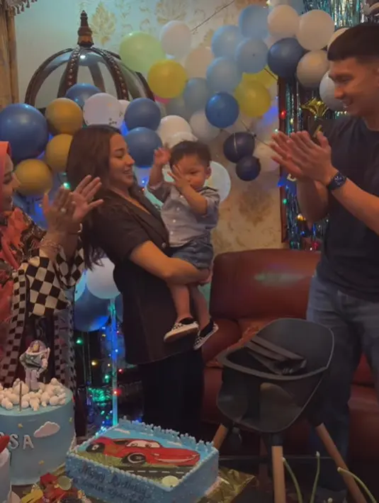 Menyamakan outfit kedua orangtuanya, Baby Issa tampil menggemaskan dengan kemeja dan short jeans [@nonawilly16]