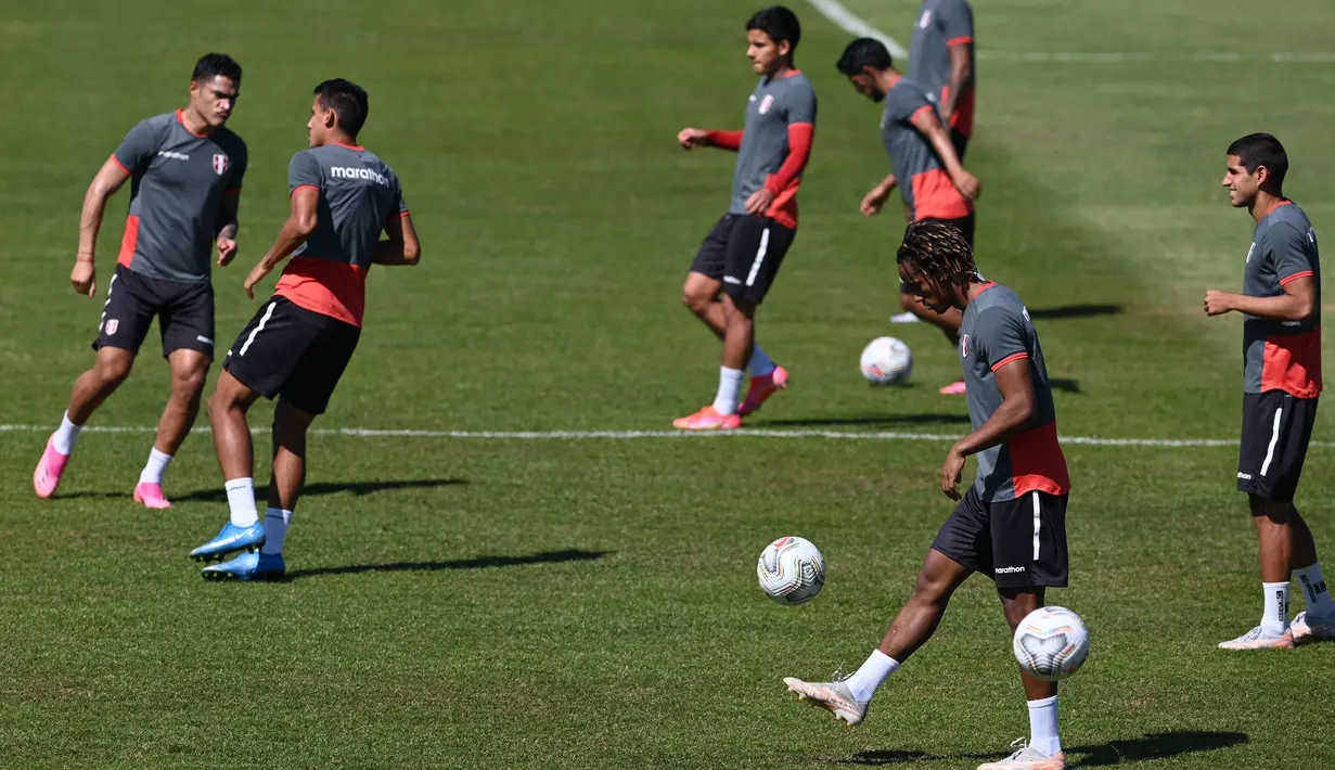 Para pemain timnas Peru menghadiri sesi latihan menjelang perebutan juara ketiga Copa America 2021 melawan Kolombia, di Brasilia, Brasil, Kamis (8/7/2021). Laga Kolombia vs Peru akan digelar di Stadion Nasional, Sabtu, 10 Juli pada pukul 07.00 WIB. (EVARISTO SA / AFP)