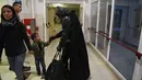 Pria berkostum Batman menyapa seorang anak di RS Anak 'Sor Maria Ludovica' di La Plata, Buenos Aires, Argentina, Jumat (2/6). Kehadiran Batman ini menjadi hiburan bagi anak-anak di rumah sakit tersebut. (AFP FOTO / Eitan ABRAMOVICH)