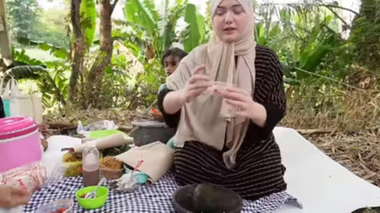 Bule Cantik Mualaf dari Amerika Belajar Ngulek Bikin Sambal Terasi 'Ini Baru Pertama Kali Seumur Hidup'