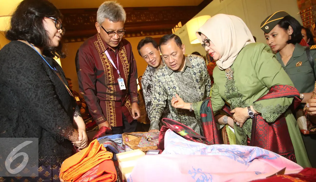 Ketum Dekranas, Mufidah Jusuf Kalla (kedua kanan), Gubernur BI Agus Martowardojo (ketiga kanan), meninjau stand peserta pameran bertajuk Karya Kreatif Indonesia di Jakarta, Jumat (26/8). (Liputan6.com/Immanuel Antonius)