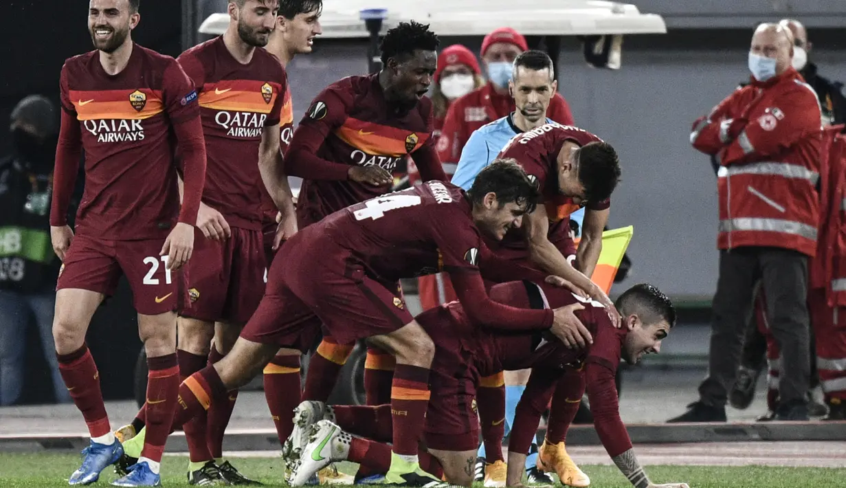 Bek AS Roma, Gianluca Mancini (Kanan Bawah) berselebrasi dengan rekannya usai mencetak gol ke gawang Shakhtar Donetsk pada pertandingan leg pertama babak 16 besar Liga Europa di stadion Olimpiade, Italia, Jumat (12/3/2021). AS Roma menang telak atas Shakhtar Donetsk 3-0. (AFP/Filippo Monteforte)