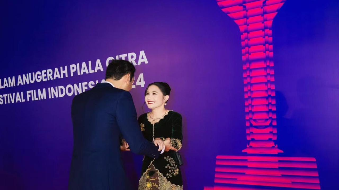 Nggak Tahu Bakal Menang, Ini Potret Prilly Latuconsina Terima Piala Penghargaan Festival Film Indonesia (FFI) 2024