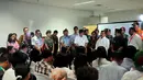 Wakil Presiden RI, Jusuf Kalla bersama sejumlah menteri menemui keluarga penumpang pesawat AirAsia QZ8501 di Bandara Juanda, Surabaya, Senin, (29/12). (Liputan6.com/Johan Tallo)