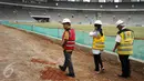 Wakil Presiden, Jusuf Kalla (kiri) melihat kondisi lintasan lari saat meninjau proyek renovasi Stadion Gelora Bung Karno, Jakarta, Minggu (26/3). Peninjauan ini terkait persiapan pelaksanaan Asian Games 2018 mendatang. (Liputan6.com/Helmi Fithriansyah)