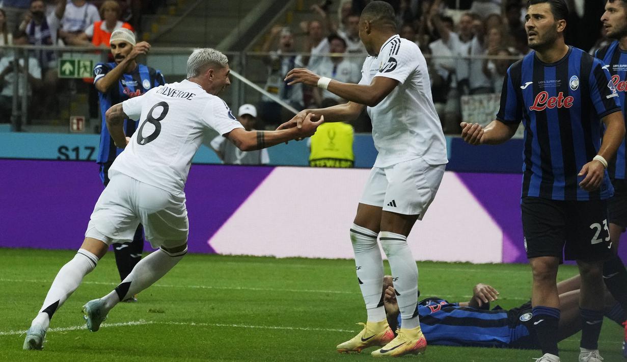 Selebrasi gelandang Real Madrid, Federico Valverde (kiri) setelah mencetak gol pertama timnya ke gawang Atalanta pada laga Piala Super Eropa 2024 di Narodowy Stadium, Warsawa, Polandia, Rabu (14/8/2024). (AP Photo/Czarek Sokolowski)