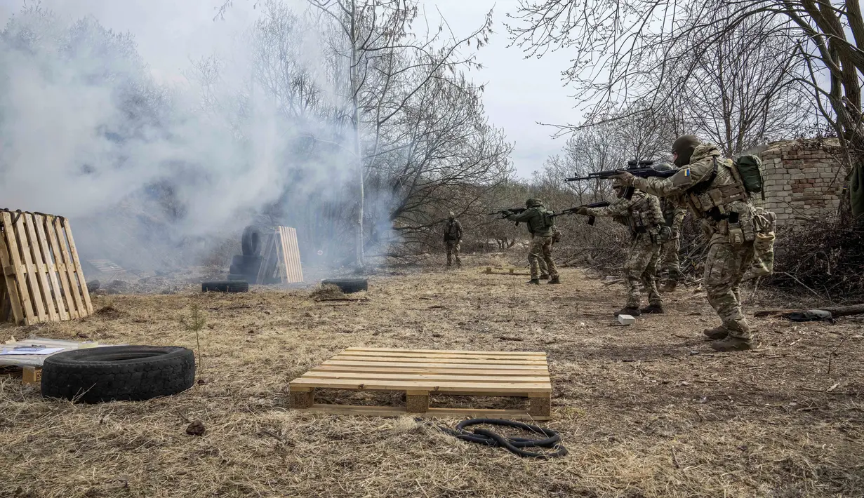 Prajurit Ukraina dari Brigade Terpisah ke-103 Pertahanan Teritorial Angkatan Bersenjata, menembakkan senjata mereka, selama latihan, di sebuah lokasi yang dirahasiakan, dekat Lviv, Ukraina barat, Selasa, 29 Maret 2022. (AP Photo/Nariman El- Mofty)