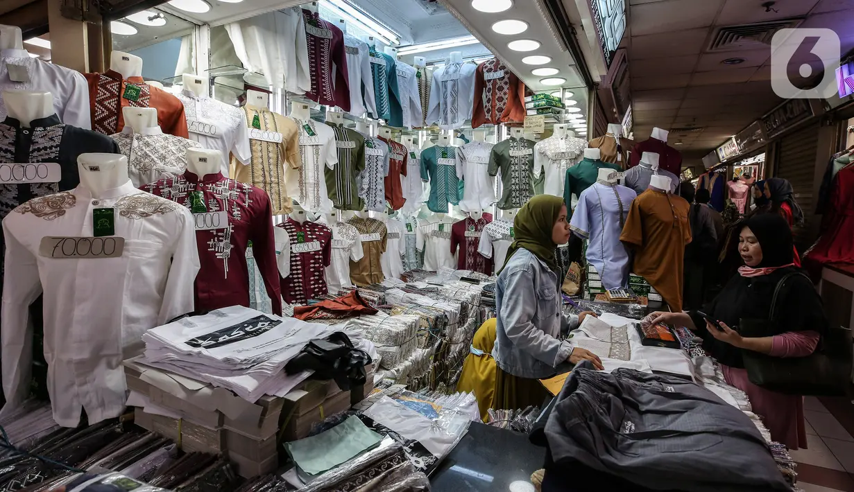 Pedagang melayani pembeli di Pasar Tanah Abang, Jakarta, Selasa (6/4/2021). Menjelang bulan Ramadan, Pasar Tanah Abang mulai dipadati pengunjung untuk berbelanja busana, namun menurut pedagang jumlah pengunjung bulan Ramadan kali ini tidak seramai sebelum pandemi Covid-19. (Liputan6.com/Johan Tallo)