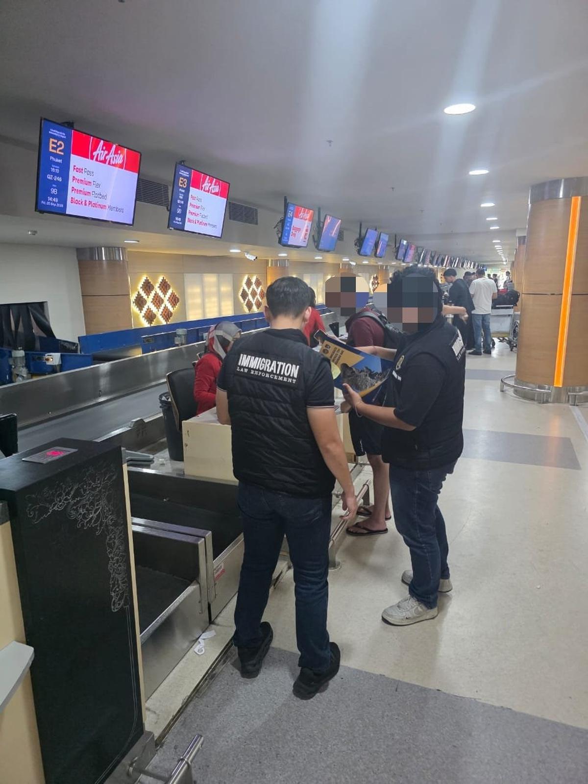 Belasan WNA saat dideportasi. (dokumentasi Imigrasi Ngurah Rai).