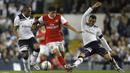 Gelandang Arsenal, Denilson berebut bola dengan pemain Tottenham, Sandro Ranieri pada laga Piala Liga Inggris di Stadion White Hart Lane, Inggris, Selasa (21/9/2015). (AFP Photo/Ian Kington)