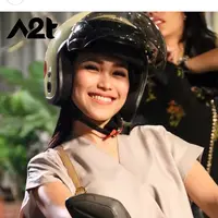 Menurutnya, untuk liburan natal dan tahun baru, ia akan bersama dengan keluarganya. "Tahun ini tahun baru sama keluarga," singkatnya. (Instagram/ayutingting92)