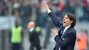 Pelatih Lazio, Simone Inzaghi memberikan instruksi kepada pemainnya saat melawan AS Roma pada laga Derby della Capitale di Olympic Stadium, Roma, Italia, (4/12/2016). AS Roma menang 2-0.  (AFP/Alberto Pizzoli)