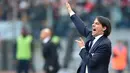 Pelatih Lazio, Simone Inzaghi memberikan instruksi kepada pemainnya saat melawan AS Roma pada laga Derby della Capitale di Olympic Stadium, Roma, Italia, (4/12/2016). AS Roma menang 2-0.  (AFP/Alberto Pizzoli)