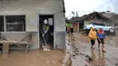 Anggota polisi membersihkan material longsor usai banjir bandang menerjang Kampung Cibuntu, Desa Pasawahan, Kecamatan Cicurug, Sukabumi, Selasa (22/9/2020). Banjir mengakibatkan puluhan bangunan rusak berat, 12 rumah hanyut, dan dua korban hilang. (merdeka.com/Arie Basuki)
