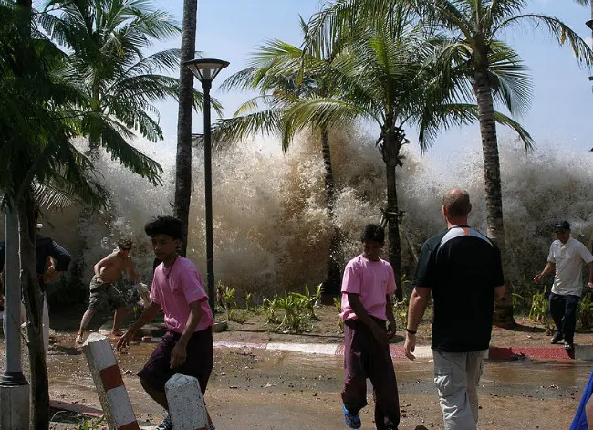 Tsunami 2004 di Ao Nang, Thailand. (Sumber Wikimedia Commons/David Rydevik via OTRS)