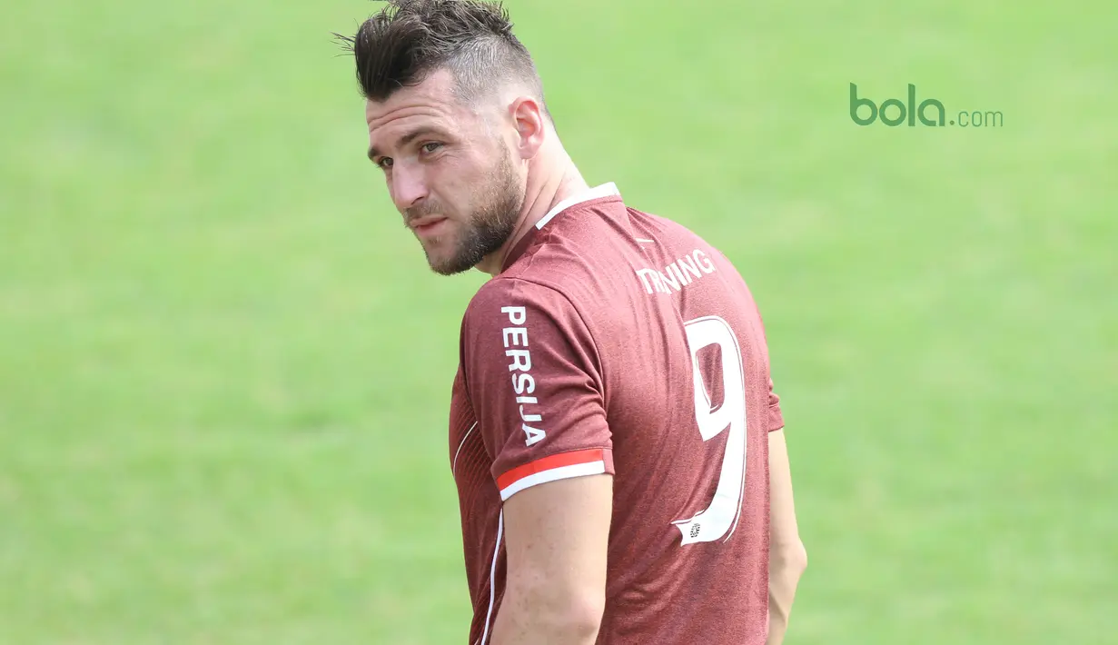 Marko Simic menyimak arahan pelatih saat sesi latihan jelang melawan Tampines Rovers Piala AFC 2018 di Lapangan ABC, Senayan, Jakarta (27/2/2018). Marko Simic menjadi menjadi salah satu andalan Persija musim 2018. (Bola.com/Nick Hanoatubun)