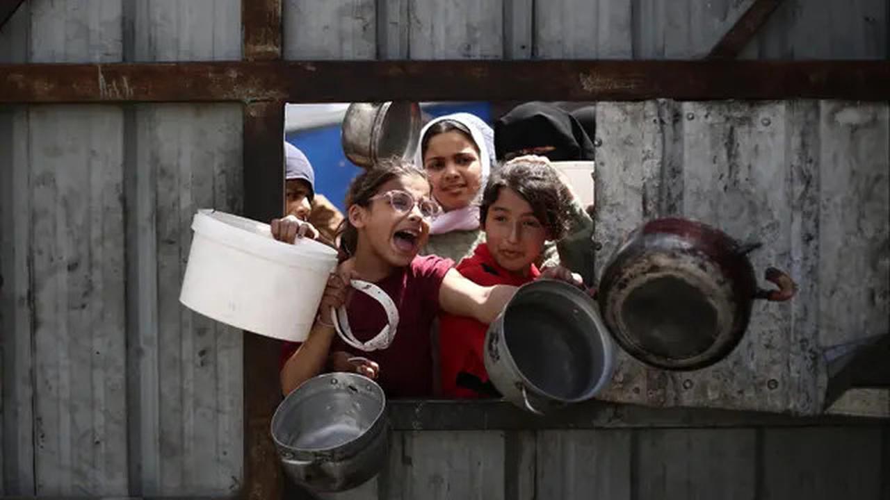 FOTO: Ekspresi Anak-Anak Kelaparan di Jalur Gaza Antre Berebut Makanan Imbas Blokade Israel