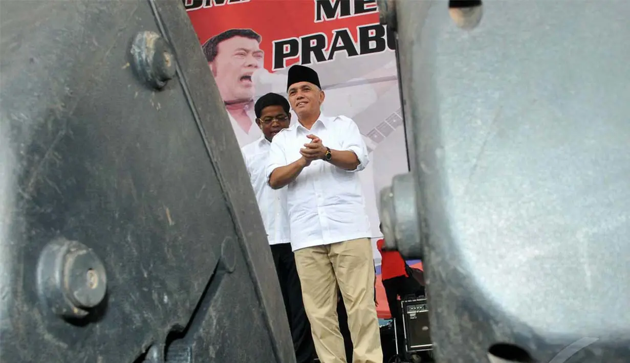 Cawapres terlihat asyik bergoyang sambil bertepung tangan saat kampanye bersama Rhoma Irama di Stadion Maulana Yusuf, Banten, Kamis (5/6/2014) (Liputan6.com/Johan Tallo).