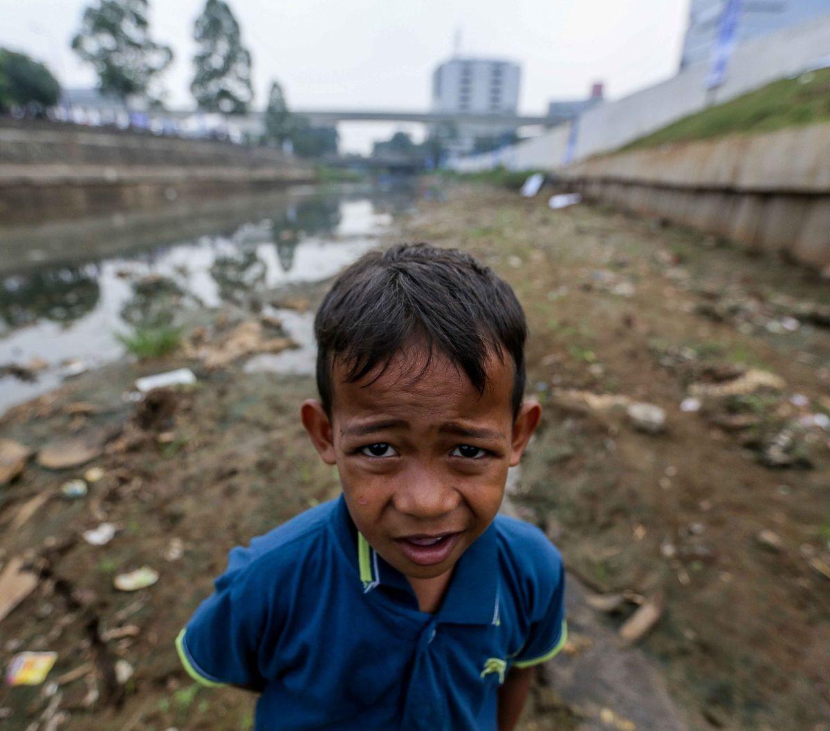 Selain itu, sebagian tepian Sungai Ciliwung ada yang sudah mengering. 

Kondisi itu dimanfaatkan oleh anak-anak setempat sebagai tempat bermain mereka.