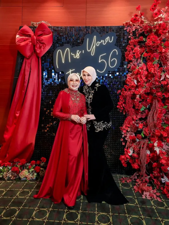 6 Potret Nikita Willy di Ultah Ibunda ke-56, Elegan dengan Gaun Hitam Halter Neck
