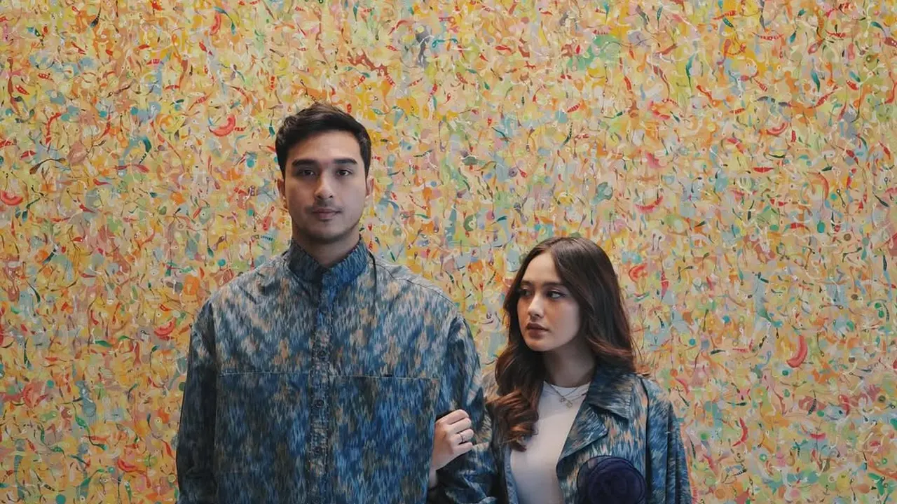 Gaya Couple Ibrahim Risyad dan Salshabilla Adriani, Kompak Tampil Kasual Chic Pakai Wastra Tenun dari Ikat by Didiet Maulana