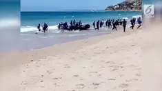 Sebuah video amatir milik pengunjung pantai menunjukkan sekelompok imigran yang dicurigai bersandar di pantai Cadiz