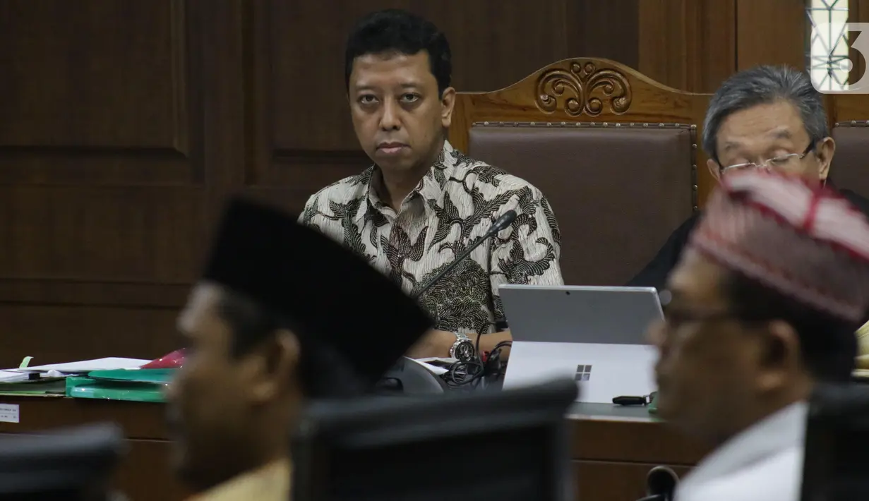 Terdakwa dugaan suap jual-beli jabatan di lingkungan Kemenag, M Romahurmuziy (kiri) menyimak keterangan saksi saat sidang lanjutan di Pengadilan Tipikor, Jakarta, Rabu (16/10/2019). Sidang mendengar keterangan saksi-saksi. (Liputan6.com/Helmi Fithriansyah)