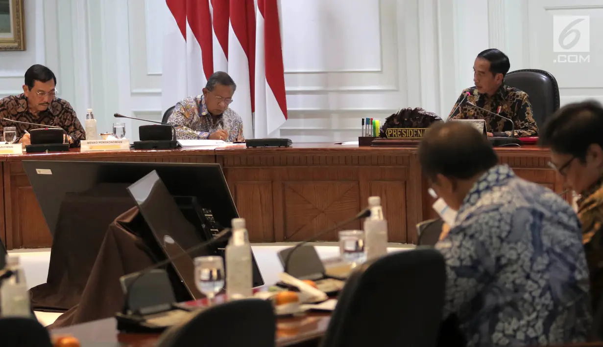 Suasana saat Presiden Joko Widodo memimpin Rapat Terbatas Evaluasi Proyek Strategis Nasional di Kantor Presiden, Jakarta, Senin (16/4). Jokowi juga meminta proyek strategis yang dimulai pada 2017 untuk segera diselesaikan. (Liputan6.com/Angga Yuniar)