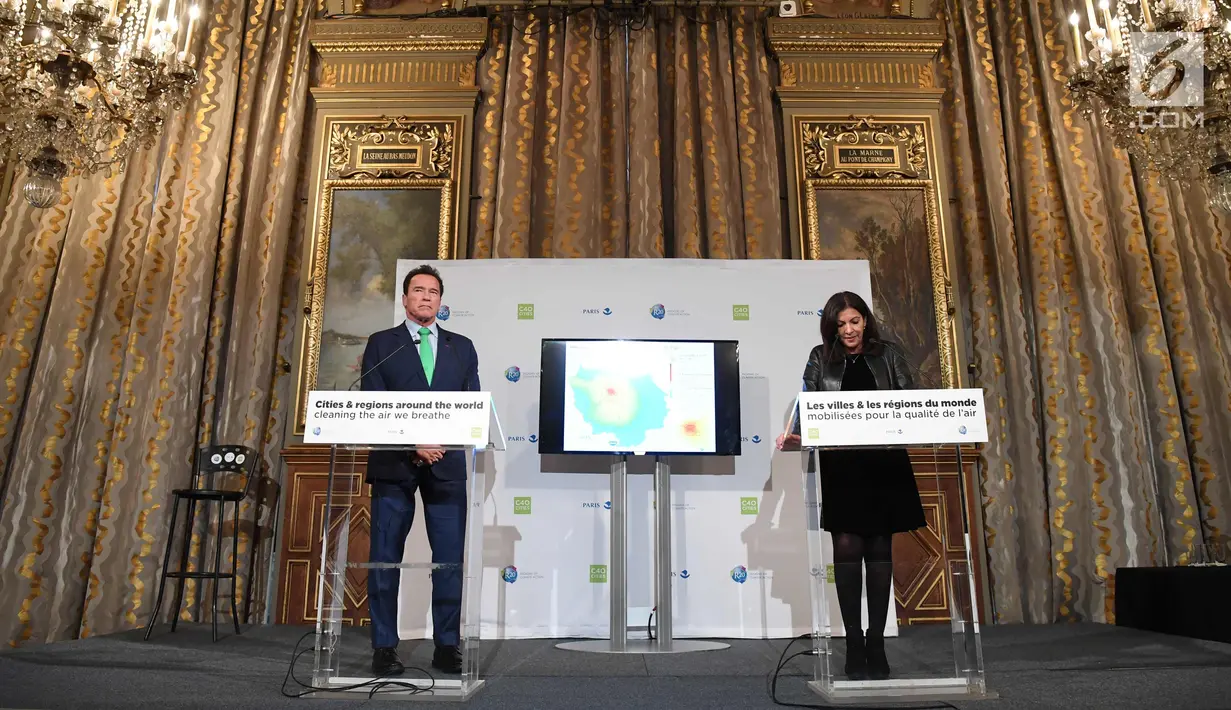 Gubernur California ke-38, Arnold Schwarzenegger dan Walikota Paris, Anne HIdalgo memberi keterangan saat konferensi pers di Paris (11/12). Arnold Schwarzenegger menemui Anne HIdalgo dengan menggunakan sepeda. (AFP Photo / Alain Jocard)