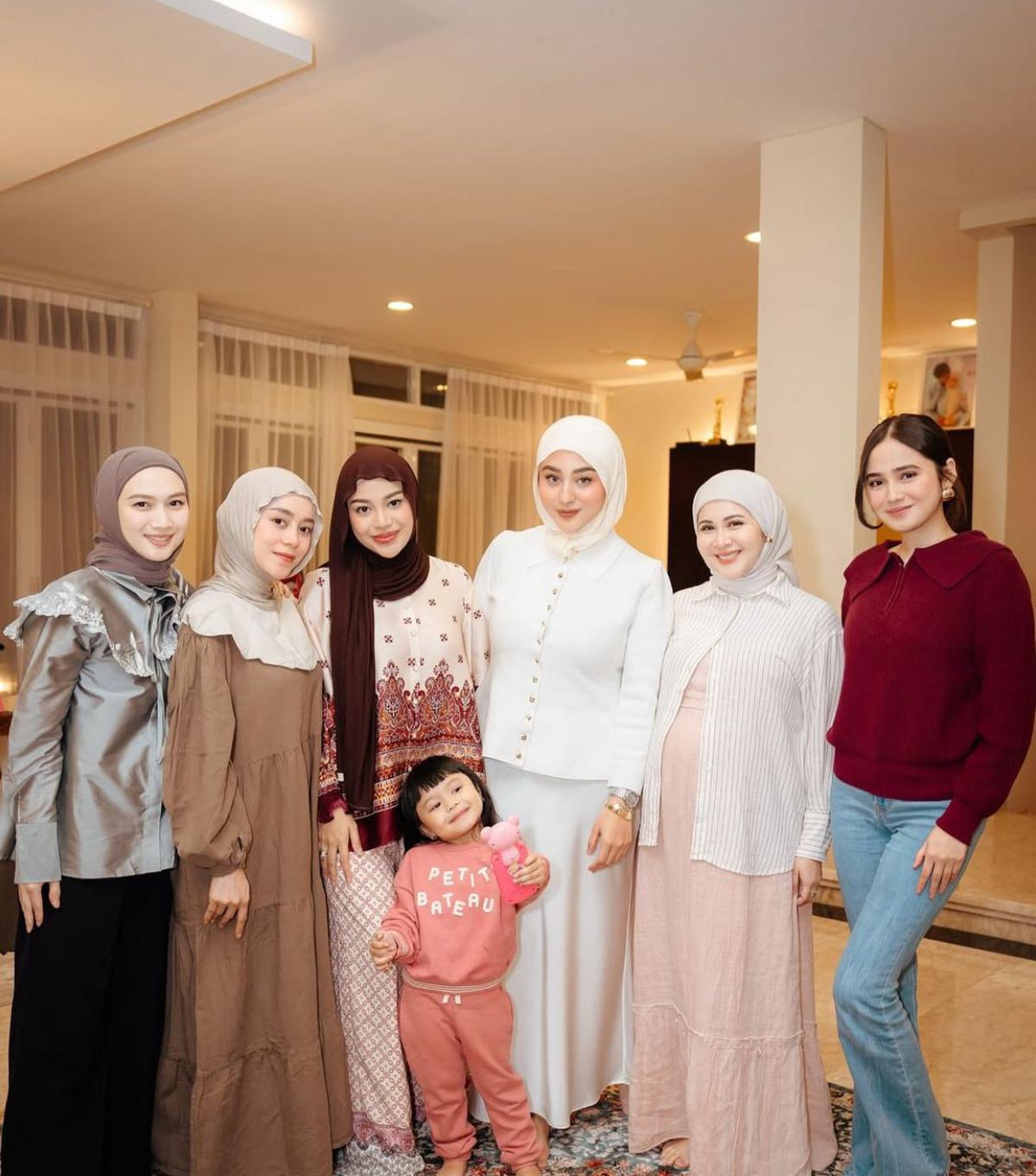 7 Potret Kebersamaan Geng Artis Mamayu Saat Bukber, Tunjukkan Keakraban dan Keseruan