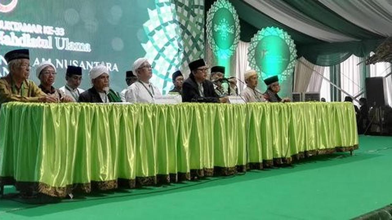 Cerita Gus Mus rela cium kaki peserta Muktamar agar NU damai