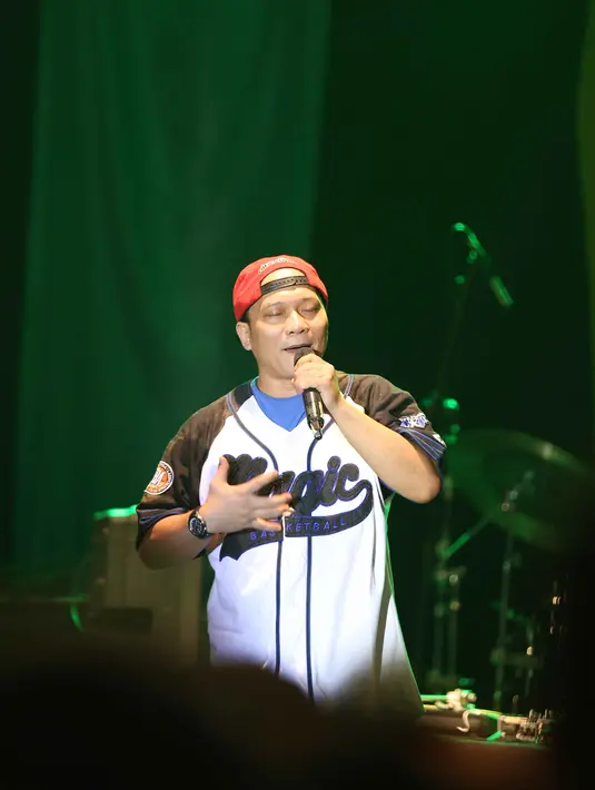 Kiprah Iwa K di dunia musik tanah air memang menjadi pemicu eksistensi musik rap di Indonesia. Lewat tangang Iwa K lah musik rap mulai dikenal luas di negeri ini. (Nurwahyunan/Bintang.com)