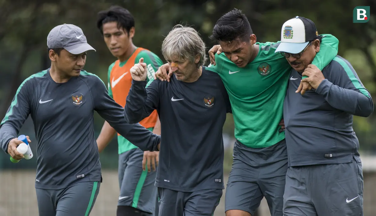 Pemain Timnas Indonesia, Septian David, tampak kesakitan akibat cedera saat latihan di Lapangan ABC Senayan, Senin (19/2/2018). Latihan ini merupakan persiapan jelang Asian Games 2018. (Bola.com/Vitalis Yogi Trisna)