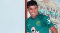 Yogi Novrian menjadi pemain rekrutan terakhir Persebaya untuk musim ini. (Bola.com/Fahrizal Arnas)