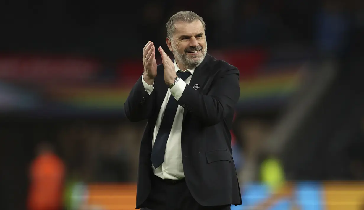Pelatih Tottenham Hotspur, Ange Postecoglou memberi aplaus kepada para fans merayakan kemenangan 3-1 atas Nottingham Forest setelah berakhirnya laga pekan ke-32 Premier League 2023/2024 di Tottenham Hotspur Stadium, London, Minggu (7/4/2024) malam. (AP Photo/Ian Walton)