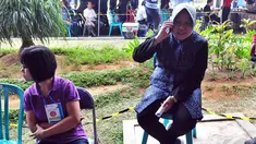 Walikota Surabaya, Tri Rismaharini saat berada di Posko Crisis Center Bandara Juanda, Rabu (31/12/2014). (Liputan6.com/Johan Tallo)