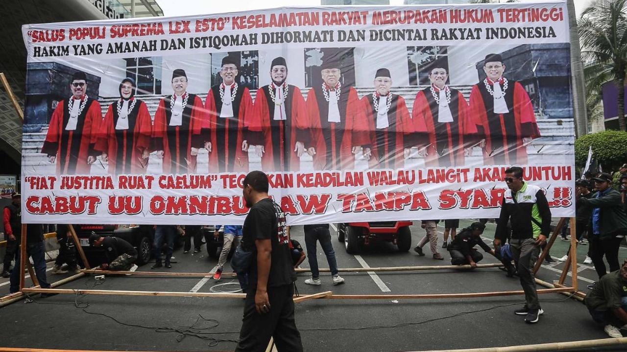 Massa demonstran yang tergabung dalam Gerakan Buruh Bersama Rakyat (GEBRAK) menggelar aksi turun ke jalan di kawasan Patung Kuda, Jakarta, Senin (2/10/2023).