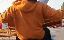 Anti Mainstream, Pria Ini Tunggu Kereta Melintas Sambil Main Gendang Ikuti Suara Sirine, Kreatif Abis