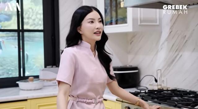 Potret dapur rumah baru Sarwendah, harga kompornya ditaksir Rp 1 Miliar