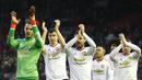 Para pemain MU menyapa fans usai sukses menaklukan Liverpool pada laga Liga Premier Inggris di Stadion Anfield. Kini Setan Merah berjarak tujuh poin dengan pimpinan klasemen, Arsenal. (Reuters/Carl Recine)