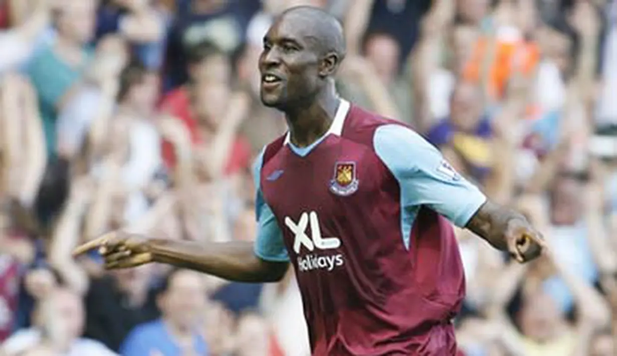 West Ham's Carlton Cole celebrates his goal against Blackburn Rovers during their Premier League game at Upton Park in London, on August 30 , 2008. West Ham won the match 4-1. AFP PHOTO/IAN KINGTON